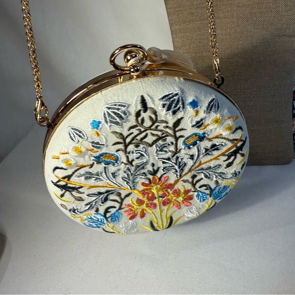 Embroidered ivory Floral Round Clutch gold chain gold hardware - Picture 6 of 9